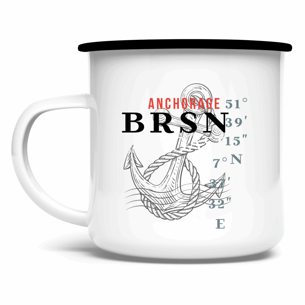 Emaille Tasse mit BRSN-Schriftzug und Koordinaten, leicht & robust.