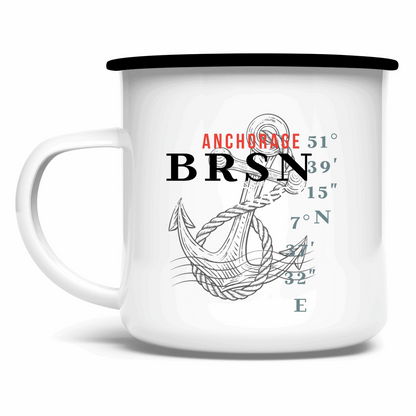 Emaille Tasse mit BRSN-Schriftzug und Koordinaten, leicht & robust.