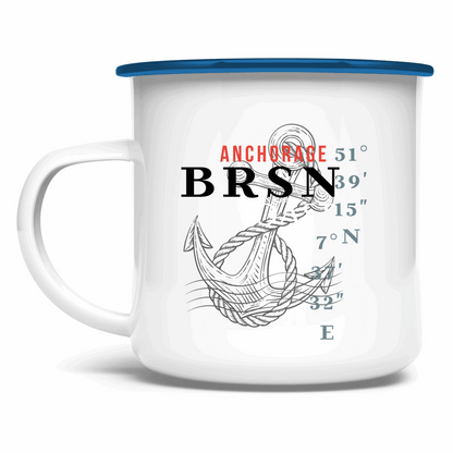 Emaille Tasse mit BRSN-Schriftzug und Koordinaten, leicht & robust.
