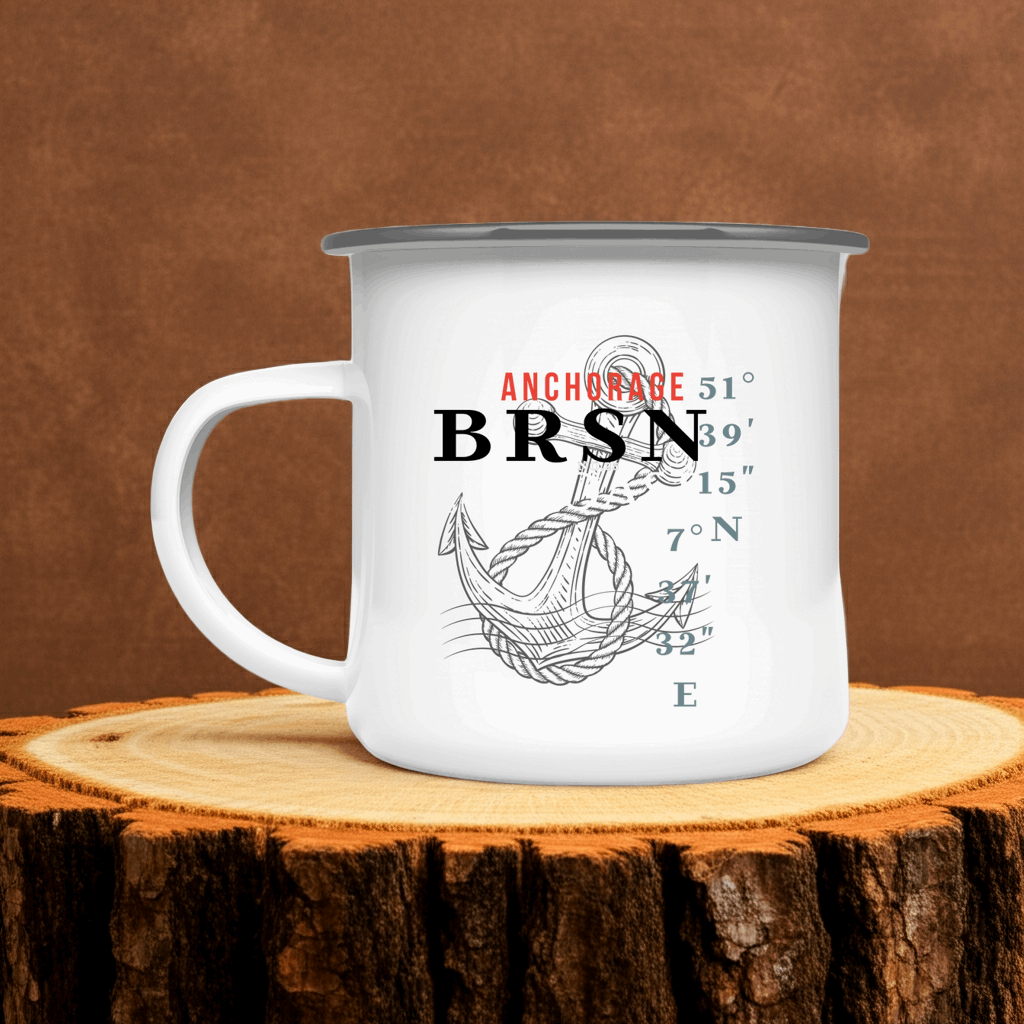 Weiße Emaille-Tasse „Anchorage“ mit Anker und Koordinaten, 12oz/375 ml, silberner Rand.