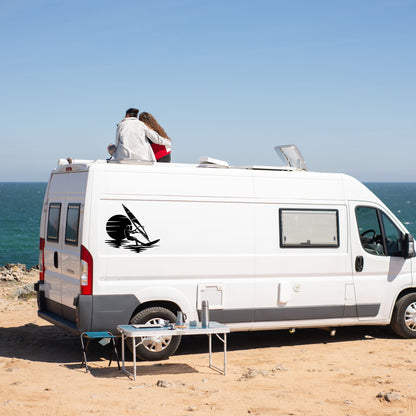 Geplotteter Windsurf-Aufkleber – Sportler mit Segel auf Wellen